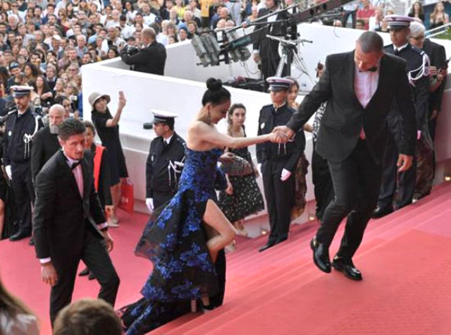 Cannes Film Festivali'nin Açılışına Yere Kapaklanan Konuk Damga Vurdu