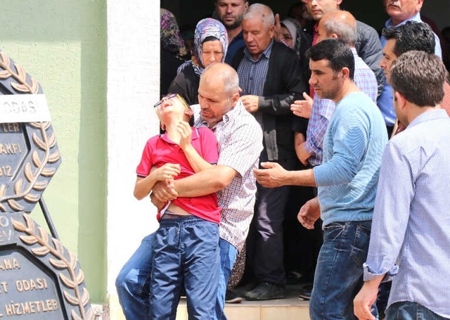 13. Kattan Atlayarak İntihar Eden Genç Kızın Cenazesinde, Küçük Kardeşinin Feryadı Yürek Burktu