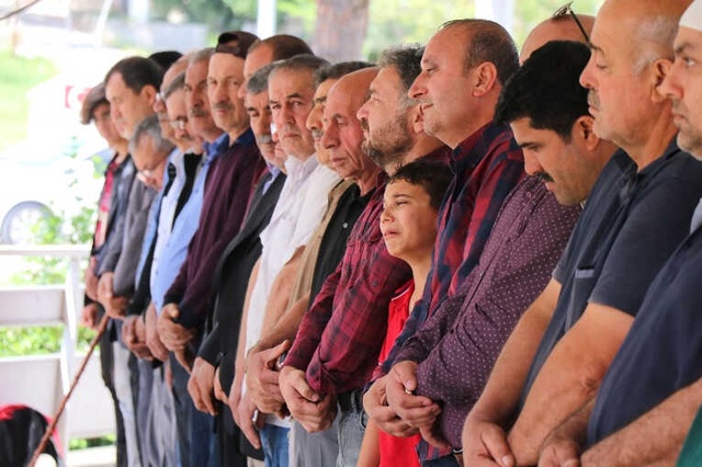 13. Kattan Atlayarak İntihar Eden Genç Kızın Cenazesinde, Küçük Kardeşinin Feryadı Yürek Burktu
