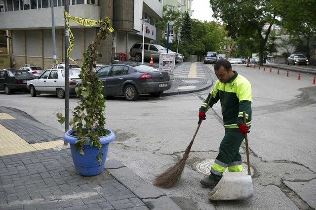 Saksıyla Kavga Edip Yere Düşen Öfkeli Genç, Esnafa Şaşkınlık Yaşattı