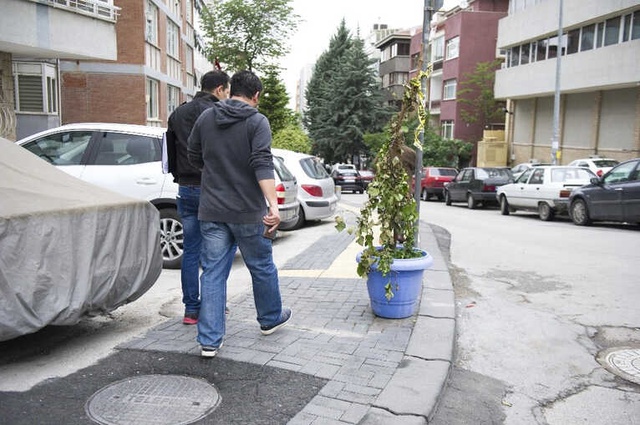 Saksıyla Kavga Edip Yere Düşen Öfkeli Genç, Esnafa Şaşkınlık Yaşattı