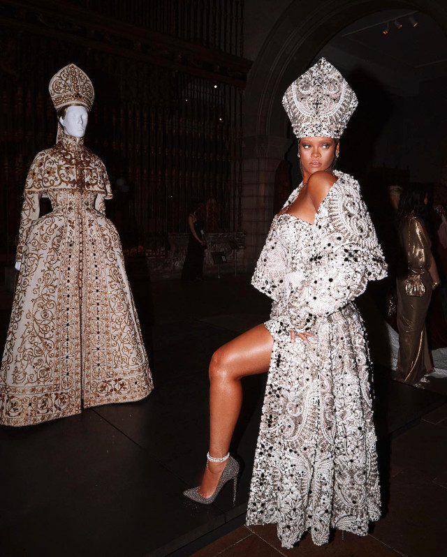 Rihanna'nın Dini Temalı Gala Kıyafeti Herkesi Hayran Bıraktı