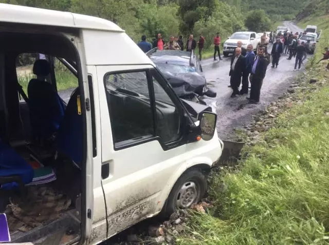 Şırnak'ta Öğrenci Servisi ile Otomobil Çarpıştı: 8 Yaralı