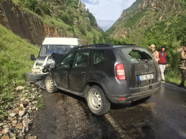 Şırnak'ta Öğrenci Servisi ile Otomobil Çarpıştı: 8 Yaralı