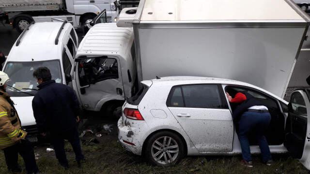 TEM'de Tutanak Tutan Sürücülerin Arasına Otomobil Daldı: 1'i Ağır, 2 Yaralı