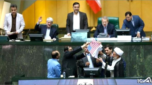 Trump'ın Nükleer Anlaşma Kararına İran'dan Büyük Öfke! Vekiller ABD Bayrağını Ateşe Verdi