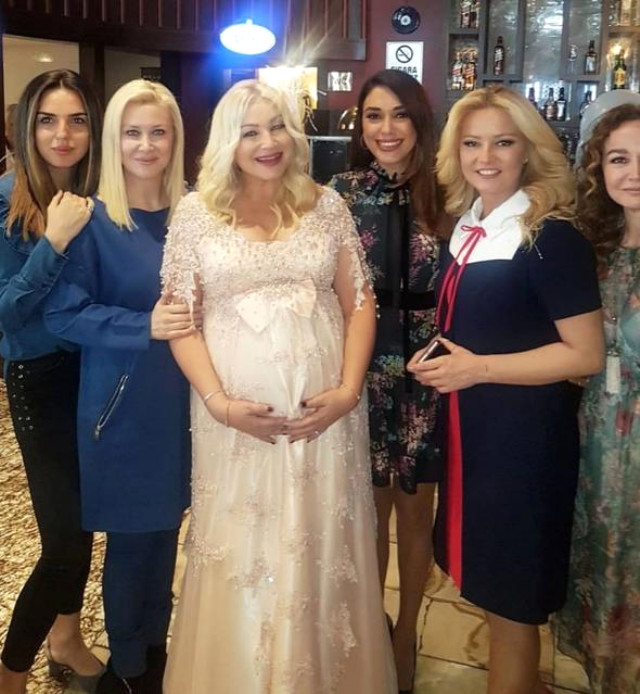 Sırra Kadem Basan Zuhal Topal, Zahide Yetiş'in Baby Shower'ında Ortaya Çıktı