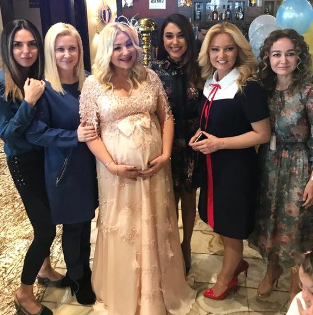 Sırra Kadem Basan Zuhal Topal, Zahide Yetiş'in Baby Shower'ında Ortaya Çıktı