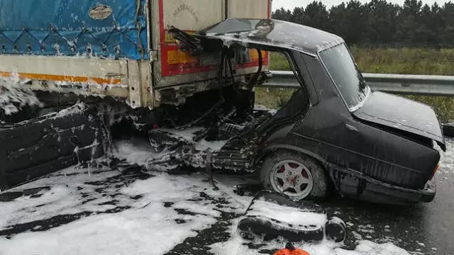 TIR'ın Altında Kalıp Hurdaya Dönen Otomobilden Sağ Çıktı