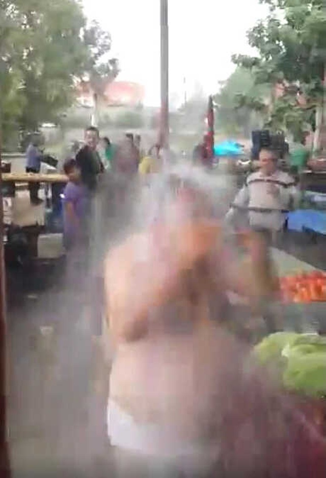 Kapalı Pazarın Çatısı Aktı, Esnaf Soyunup Suyun Altına Girerek Tepki Gösterdi
