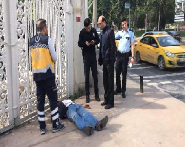 Kendisine Yardıma Gelen Sağlık Ekibine Saldırdı, Polis Aracının Önünü Kesti Kendisine Yardıma Gelen Sağlık Ekibine Saldırdı, Polis Aracının Önünü Kesti