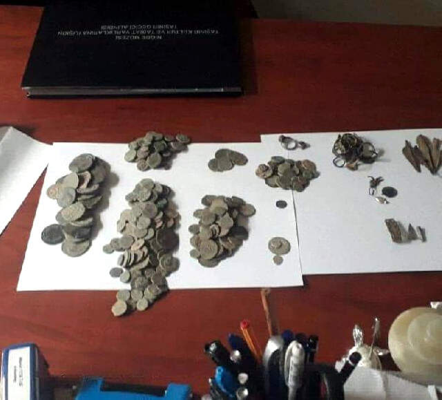 Odunlukta Tadilat Yaparken Bulduğu Keseden, 308 Parça Tarihi Eser Fışkırdı Odunlukta Tadilat Yaparken Bulduğu Keseden, 308 Parça Tarihi Eser Çıktı