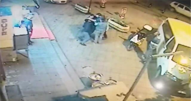 Tartıştığı Adamı Kurşunladı, Araya Girmek İsteyenleri Tokatladı! Kamera Kayıttaydı