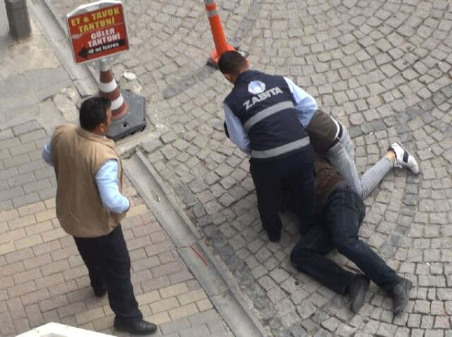 Zabıta, Dilenciye 'Vurun' Dedi, Kalabalık Linç Etmeye Kalktı