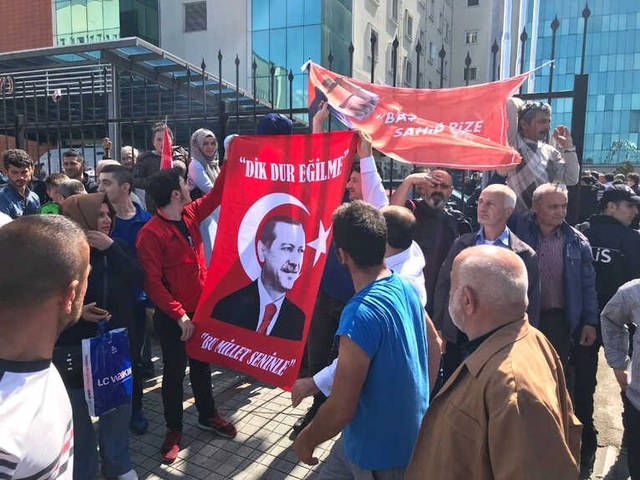 Muharrem İnce'nin Mitingine Erdoğan Afişleriyle Geldiler! İki Grup Birbirine Girdi