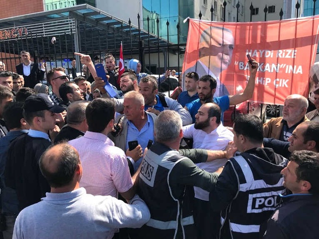 Muharrem İnce'nin Mitingine Erdoğan Afişleriyle Geldiler! İki Grup Birbirine Girdi