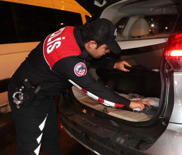 İstanbul'un 39 İlçesinde 2 Bin 400 Polisle Asayiş Operasyonu Yapıldı
