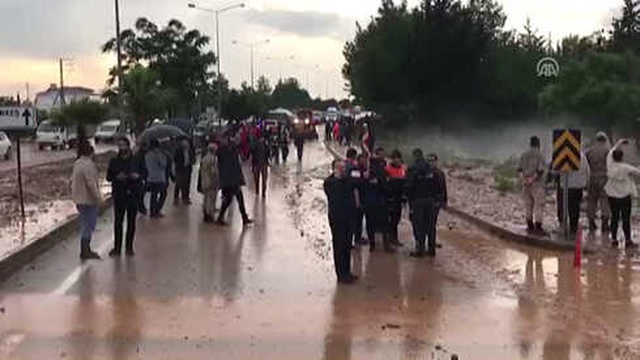 Kilis'teki Sağanak Yağış Hayatı Felç Etti! Sel Suları Otobüslerin Boyuna Ulaştı