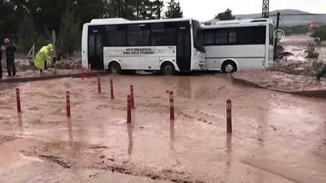 Kilis'teki Sağanak Yağış Hayatı Felç Etti! Sel Suları Otobüslerin Boyuna Ulaştı