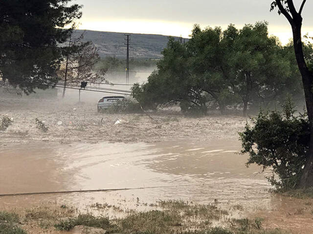 Kilis'teki Sağanak Yağış Hayatı Felç Etti! Sel Suları Otobüslerin Boyuna Ulaştı