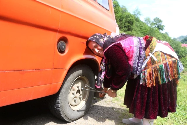 Trabzon'un Şoför Ablası Eşinden Kalan Minibüsle 18 Yıldır Dolmuşçuluk Yapıyor