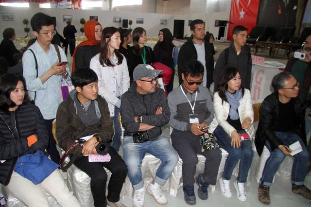 Güney Koreli Turistler Türk Kore Gazilerinin Ayaklarına Kapandı