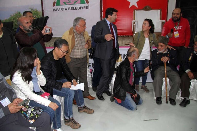 Güney Koreli Turistler Türk Kore Gazilerinin Ayaklarına Kapandı