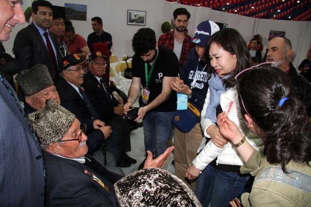 Güney Koreli Turistler Türk Kore Gazilerinin Ayaklarına Kapandı