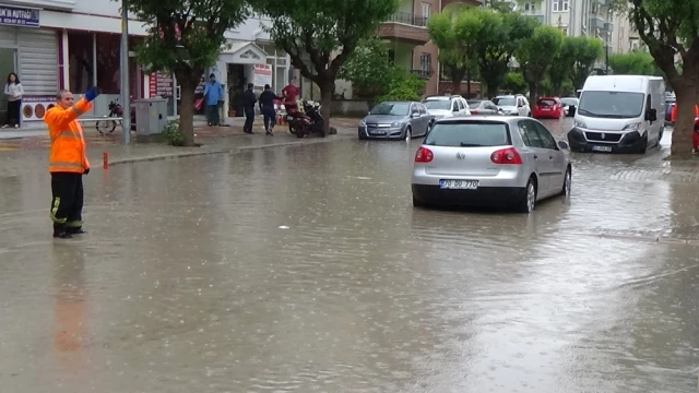 Karaman'da Aniden Bastıran Yağmur Caddeleri Göle Çevirdi