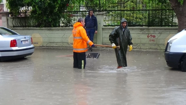 Karaman'da Aniden Bastıran Yağmur Caddeleri Göle Çevirdi