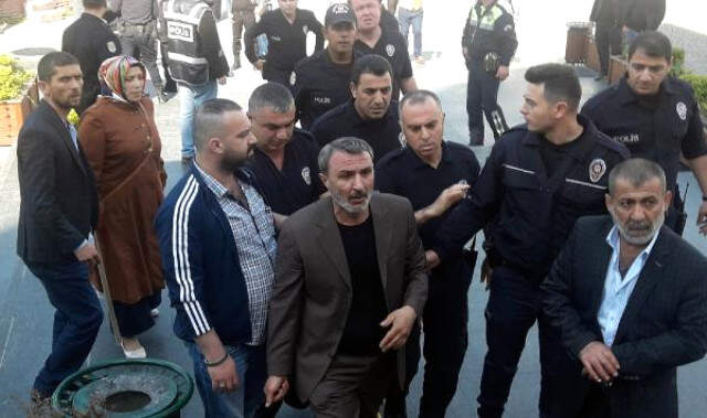 Saldırgan Ağabey, Tutuklu Kardeşinin Aleyhinde Tanıklık Yapan Adamı Sopa ile Dövdü Tutuklu Kardeşinin Aleyhinde Tanıklık Yapan Adama Sopa ile Saldırdı