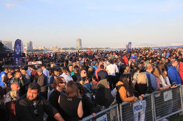 SoloTürk'ten İstanbul'da Nefes Kesen Gösteri! Vatandaşlar Yeşilköy'e Akın Etti
