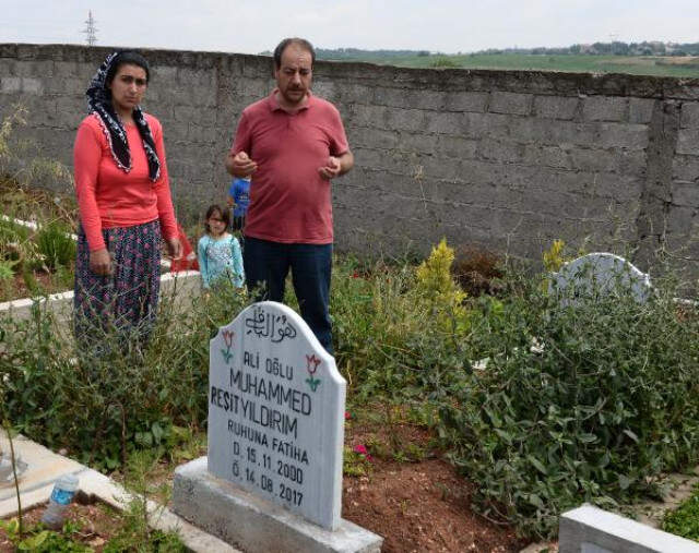 En Zor Anneler Günü! Tecavüz İftirasına Kurban Giden Oğlunu Mezarında Ziyaret Etti