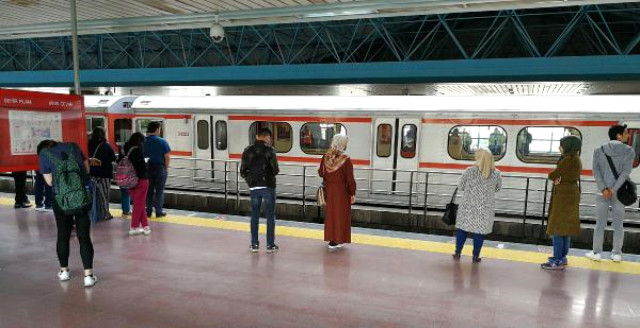 Ankara'da Korkunç Olay! Aniden Gelen Metronun Önüne Atlayarak Yaşamına Son Verdi!