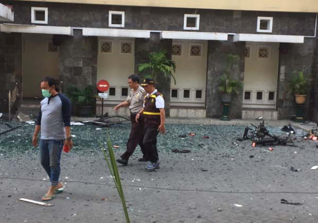 Endonezya'da 3 Kiliseye Eş Zamanlı Bombalı Saldırı Düzenlendi: 2 Ölü, 13 Yaralı