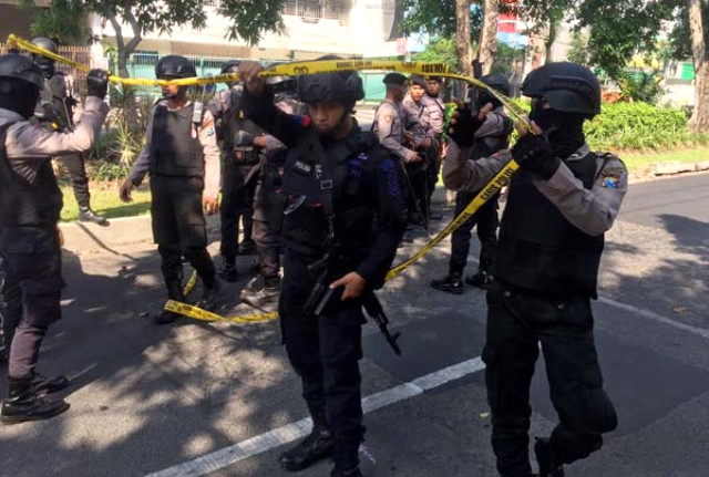 Endonezya'da 3 Kiliseye Eş Zamanlı Bombalı Saldırı Düzenlendi: 2 Ölü, 13 Yaralı