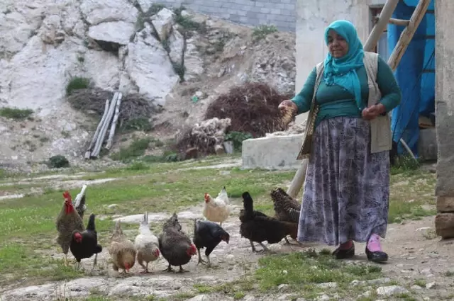 Fedakar Anne, 30 Yıldır Engelli 2 Çocuğuna El Ayak Oluyor