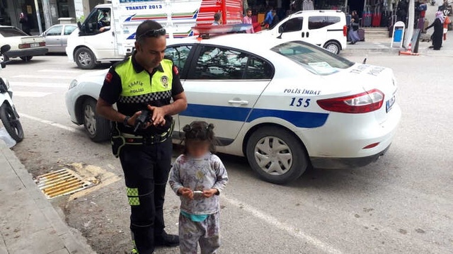 Kaybolan 5 Yaşındaki Çocuğu, Trafik Polisi Bulup Ailesine Teslim Etti