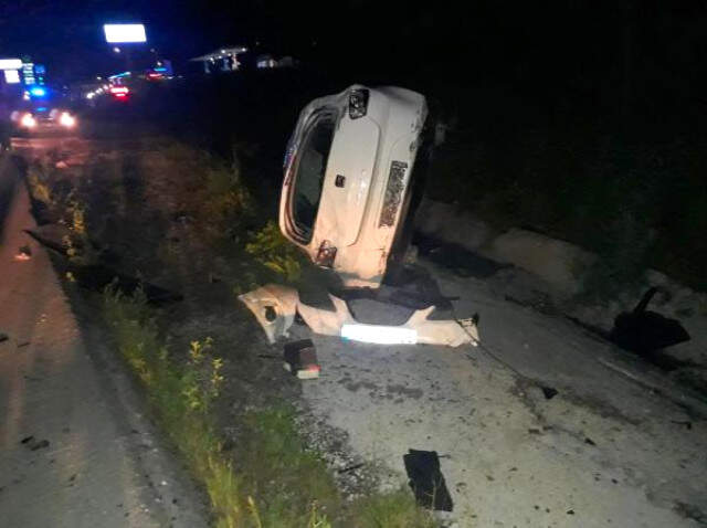 Otomobil, Eşeğe Çarpıp Su Kanalına Devrildi: 3 Yaralı