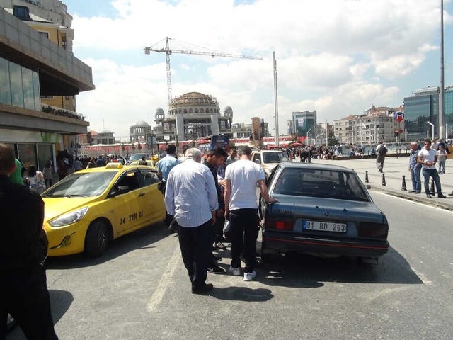 Taksim Meydanı'ndaki Kaza Trafiği Felç Etti!