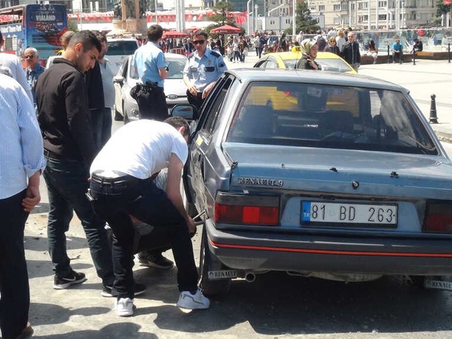 Taksim Meydanı'ndaki Kaza Trafiği Felç Etti!