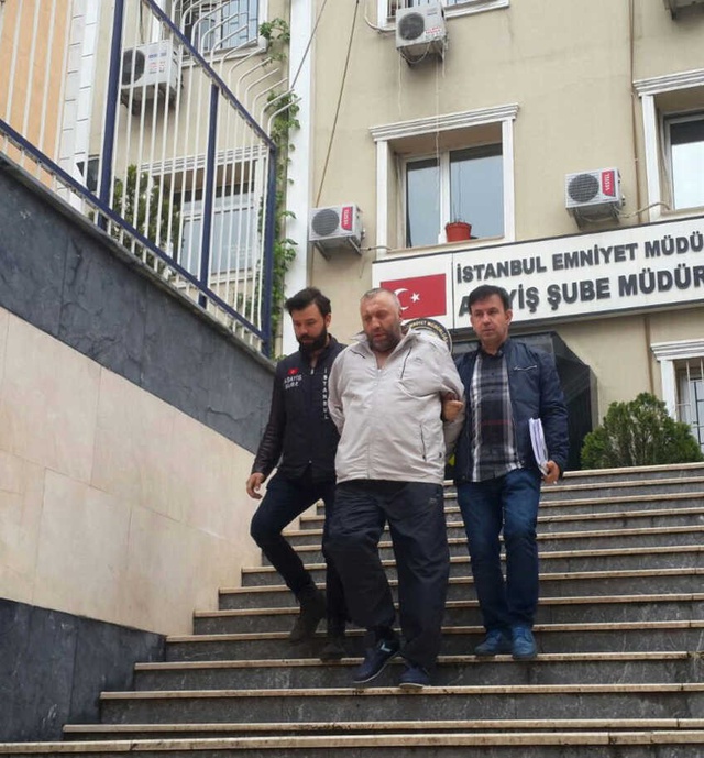 Cinayet Anı Kamerada! İstediği Uyuşturucuyu Az Getiren Genci Kalbinden Vurarak Öldürdü