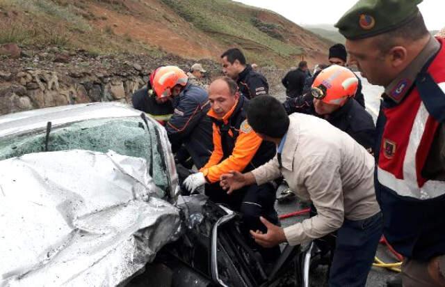 Erzurum'da İki Araç Kafa Kafaya Çarpıştı: 1'i Çocuk 5 Ölü