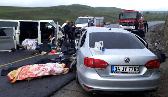 Erzurum'da İki Araç Kafa Kafaya Çarpıştı: 1'i Çocuk 5 Ölü