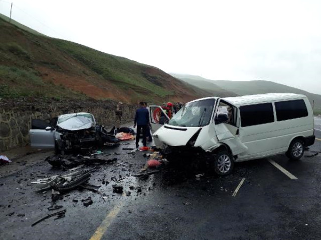 Erzurum'da İki Araç Kafa Kafaya Çarpıştı: 1'i Çocuk 5 Ölü