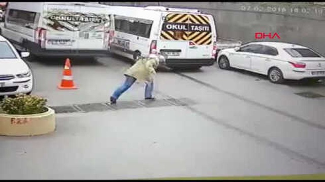 İnanılmaz Kaza Kamerada! Ayağı Mazgala Takılan Kadın, Ölümden Saliselerle Kurtuldu
