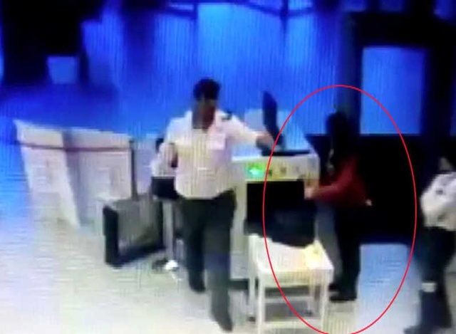 Kadın Hırsız, AVM'nin X-Ray Cihazında Unutulan Cep Telefonunu Böyle Çaldı