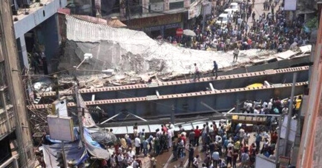 Hindistan'da Feci Kaza! İşlek Caddedeki Bir Üst Geçit Çöktü: 18 Ölü
