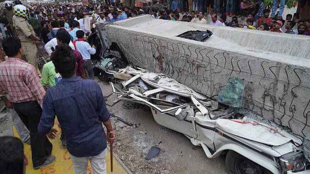 Hindistan'da Feci Kaza! İşlek Caddedeki Bir Üst Geçit Çöktü: 18 Ölü