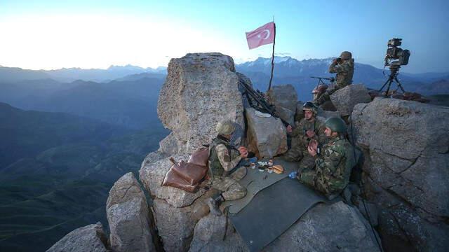 Mehmetçik, İlk İftarını 2 Bin 400 Rakımlı Üs Bölgesinde Eller Tetikte Yaptı